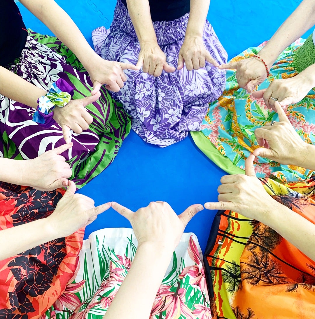 仲良くフラダンスのレッスンをしている様子